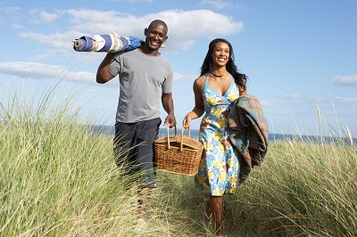 couple picnicing